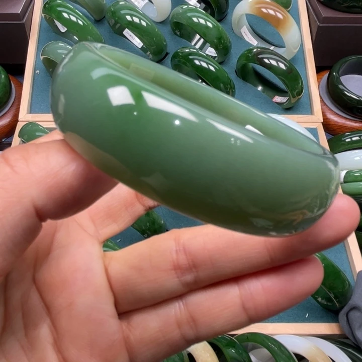 和田玉未镶嵌手镯