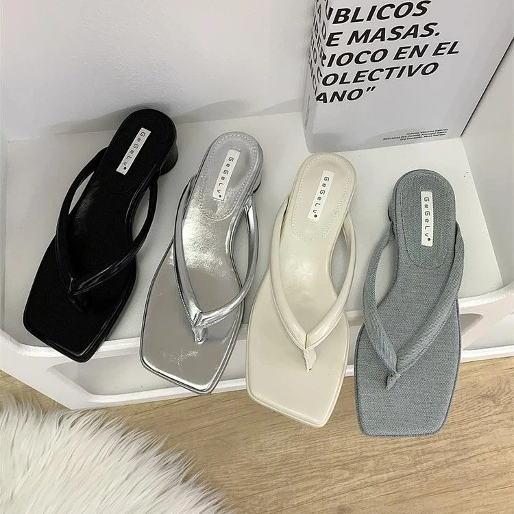 粗跟银色夹脚人字拖鞋女夏季外穿2025新款时尚法式小凉拖夹趾凉鞋