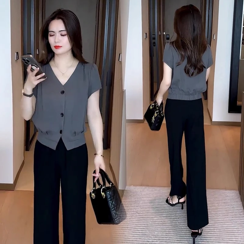 2025夏季新款时尚短袖衬衫女洋气减龄显瘦宽松V领百搭休闲上衣潮