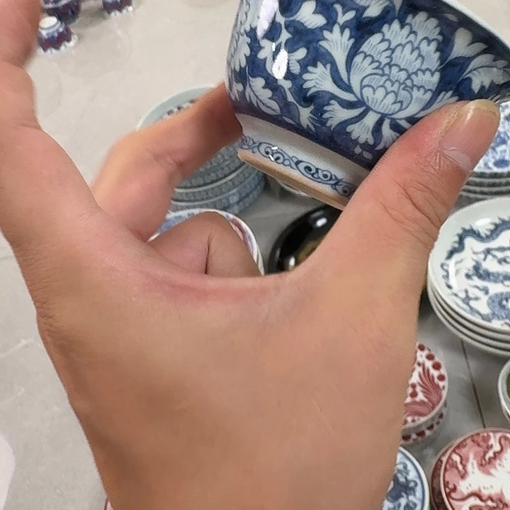 瓷片青花国色天香主人杯