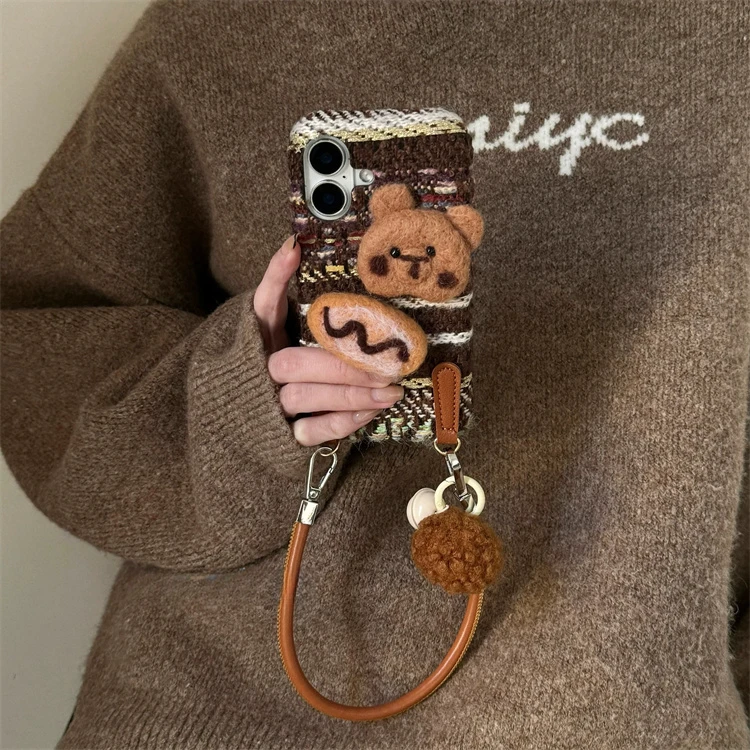 ins复古棕可爱毛毡面包小熊适用16pro手机壳15promax手提14女款13