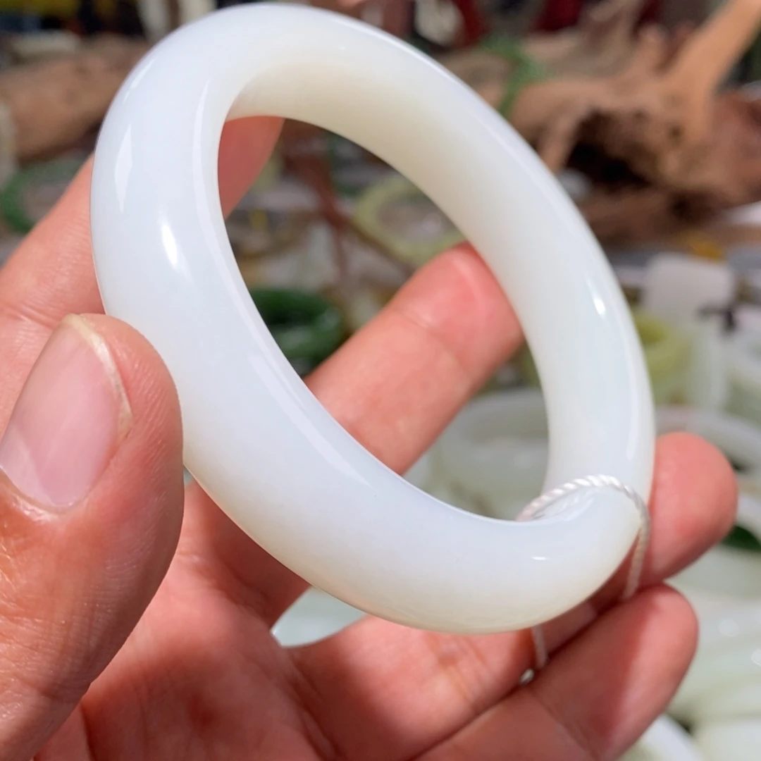 和田玉手镯未镶嵌咪**奶