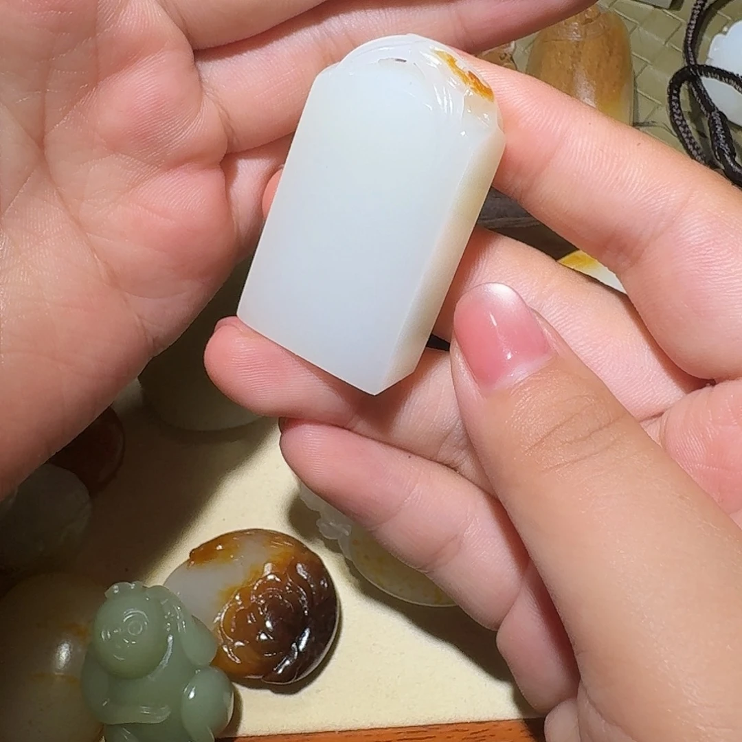 佛***果颈饰未镶嵌和田玉