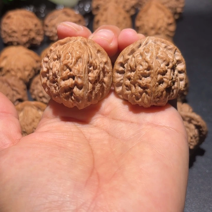 文玩核桃吊坠文玩核桃吊坠白狮子38