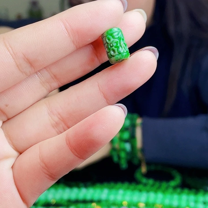 翡翠未镶嵌颈饰多样性