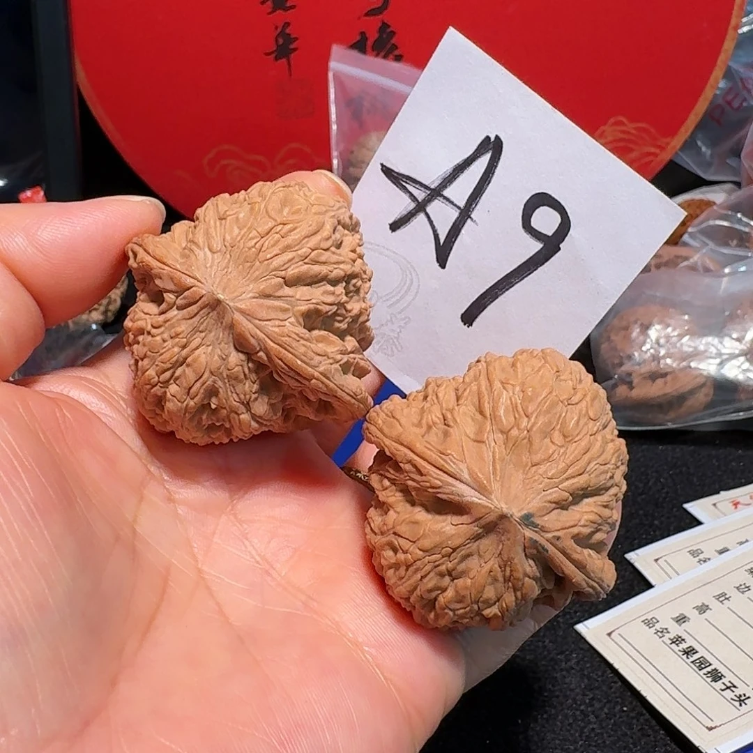 一***秋文玩核桃把件45绣球