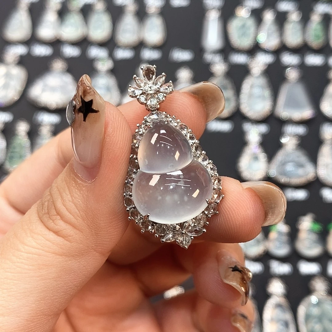 M***y颈饰18K金镶嵌翡翠