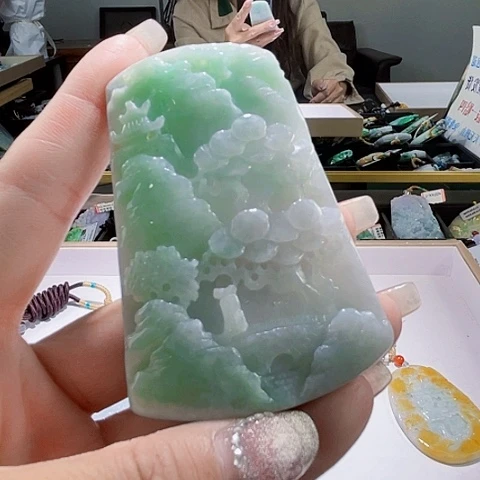 翡翠未镶嵌颈饰一个