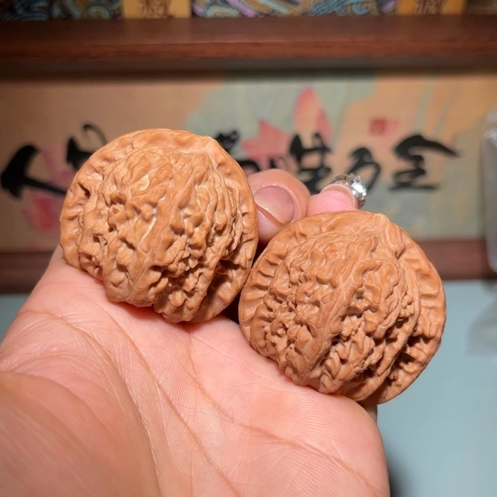 文玩核桃吊坠白狮子