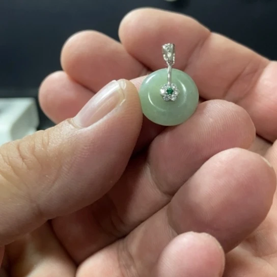 颈饰银S925镶嵌翡翠好看