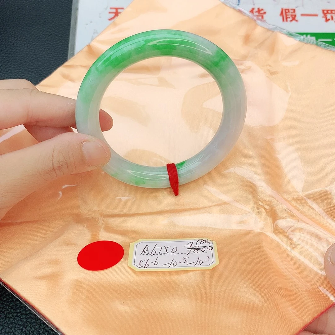 翡翠手镯未镶嵌翡翠