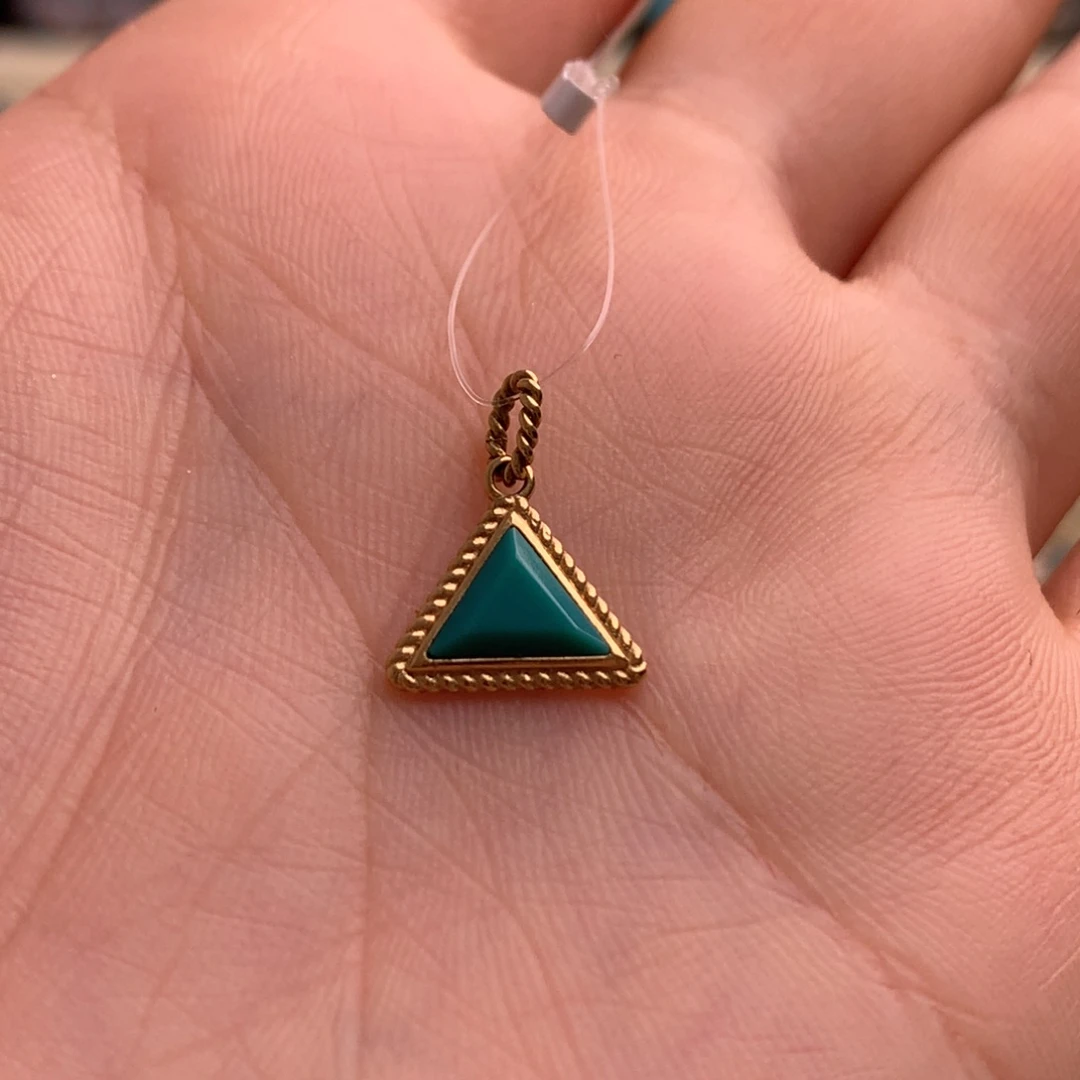 18K金镶嵌绿松石金字塔吊坠