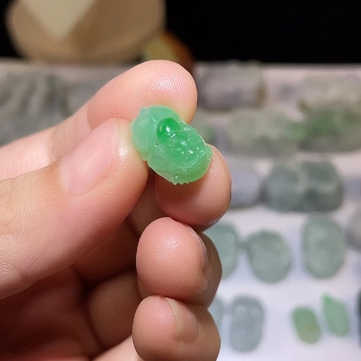 翡翠未镶嵌颈饰貔貅