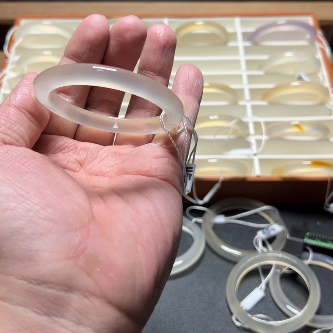 玛瑙/玉髓手镯未镶嵌沐**比