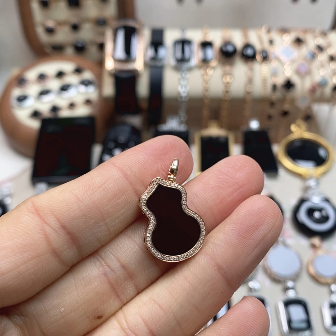 瑶***贝翡翠18K金镶嵌颈饰