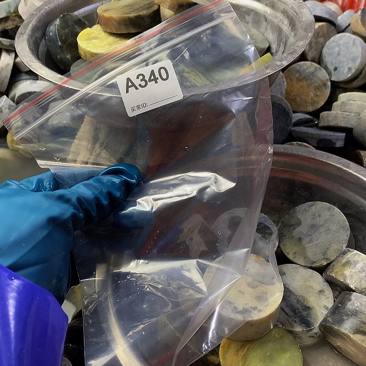 蛇纹石玉原未镶嵌上**人