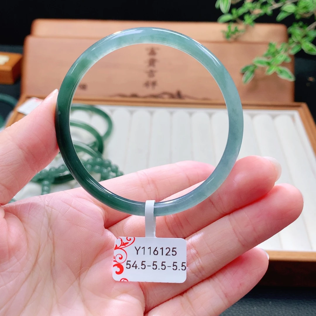 翡翠未镶嵌手镯（圆镯）