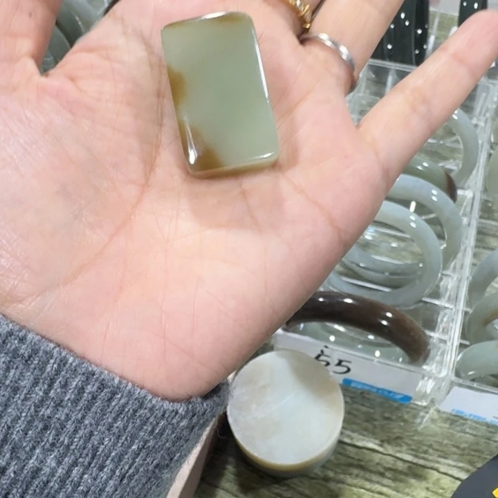 素***丶和田玉（糖玉）未镶嵌手镯