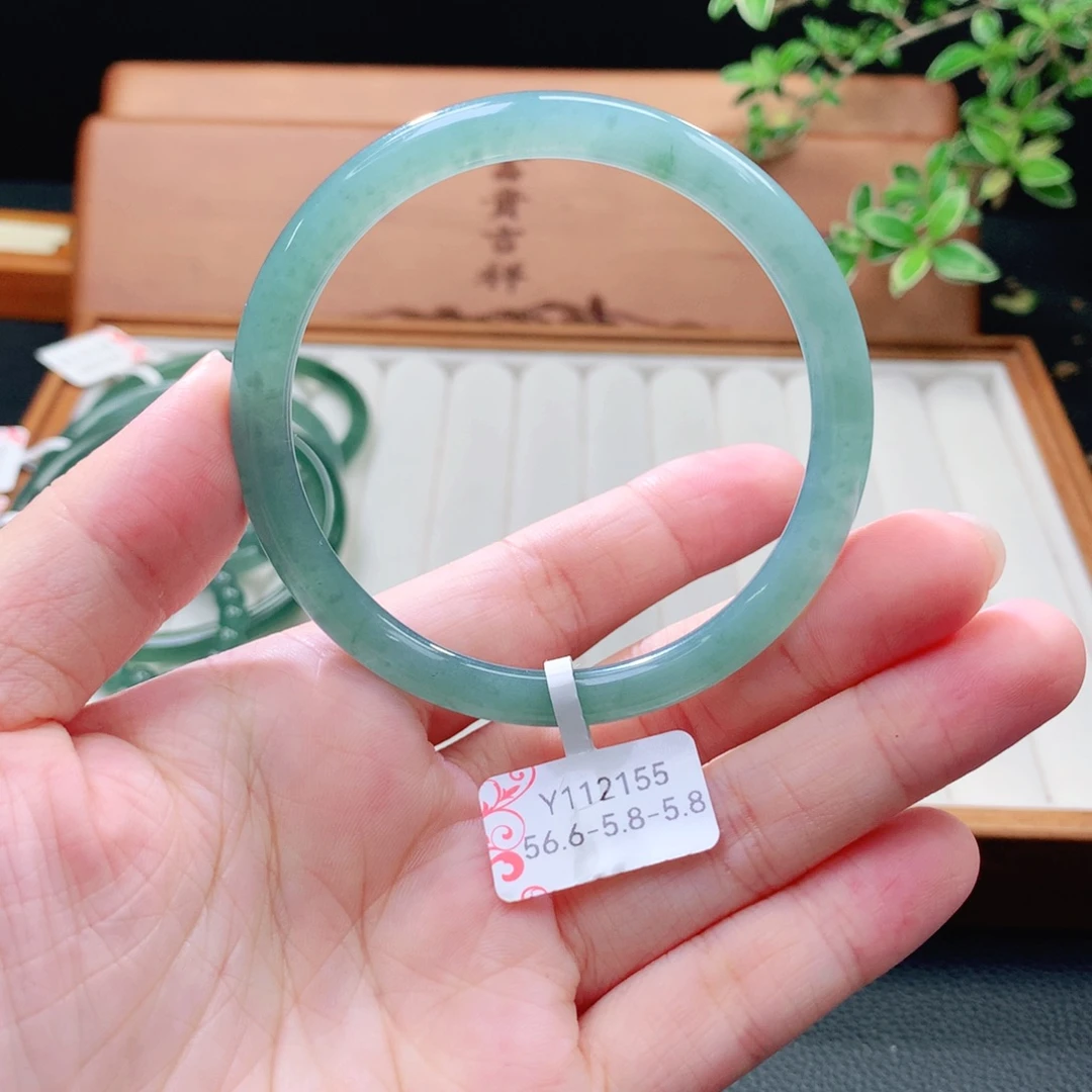 翡翠未镶嵌手镯（圆镯）