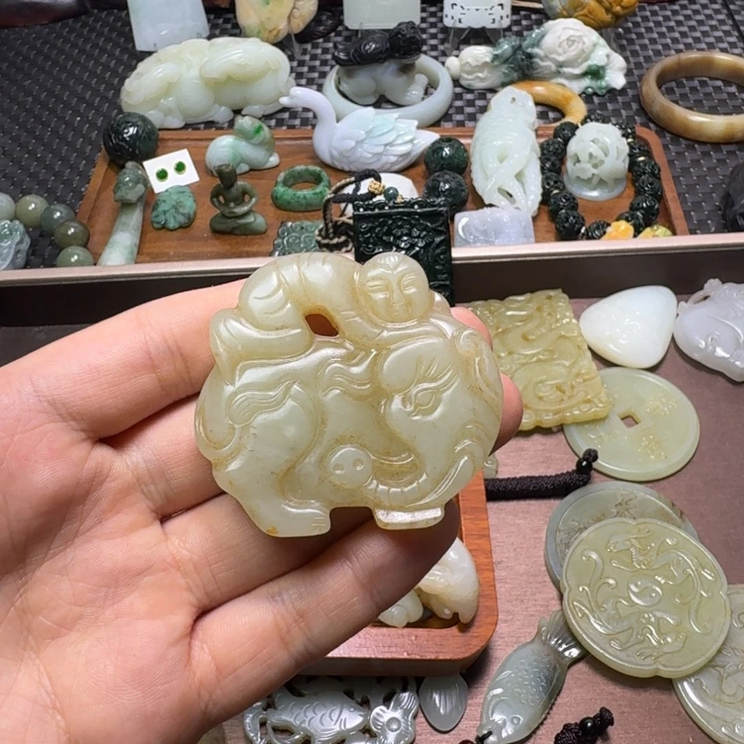 过***哥颈饰未镶嵌和田玉（糖玉）和田玉颈饰未镶嵌