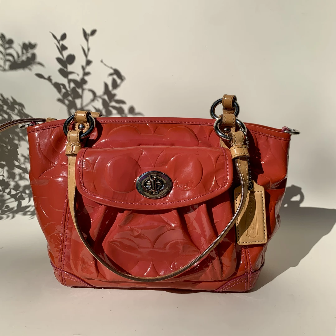 95新 COACH/蔻驰 经典百搭时尚漆皮老花番茄色手提单肩斜挎饺子包