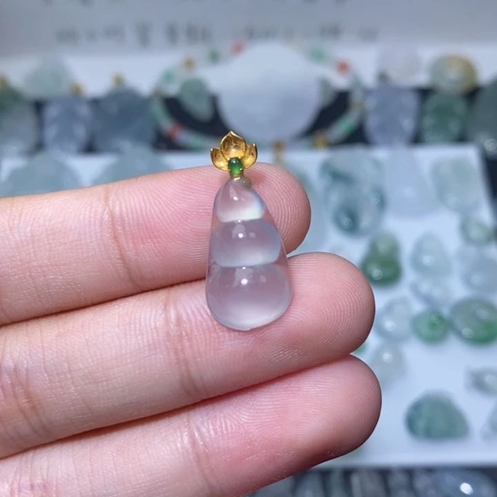 翡翠18K金镶嵌颈饰炸蓝光福豆