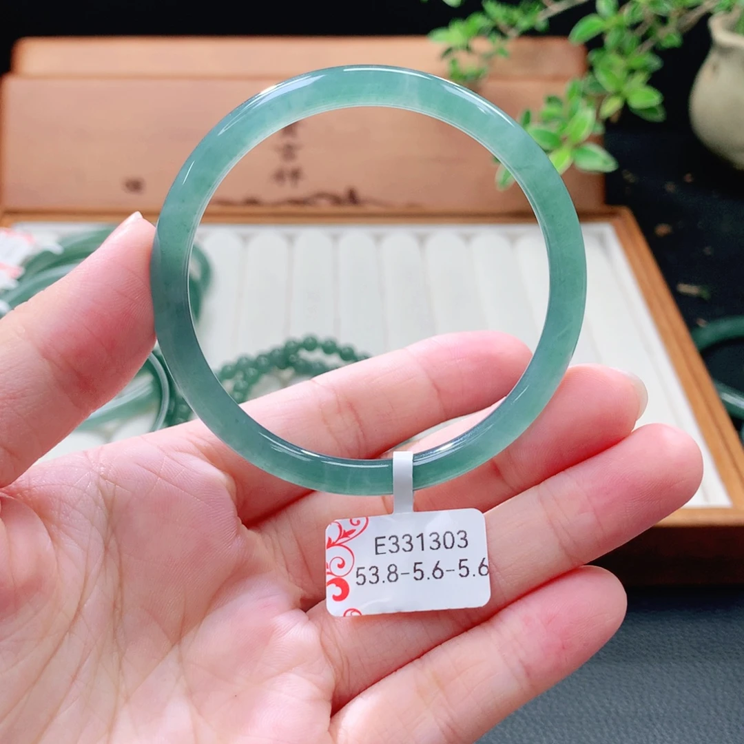 翡翠未镶嵌手镯（圆镯）
