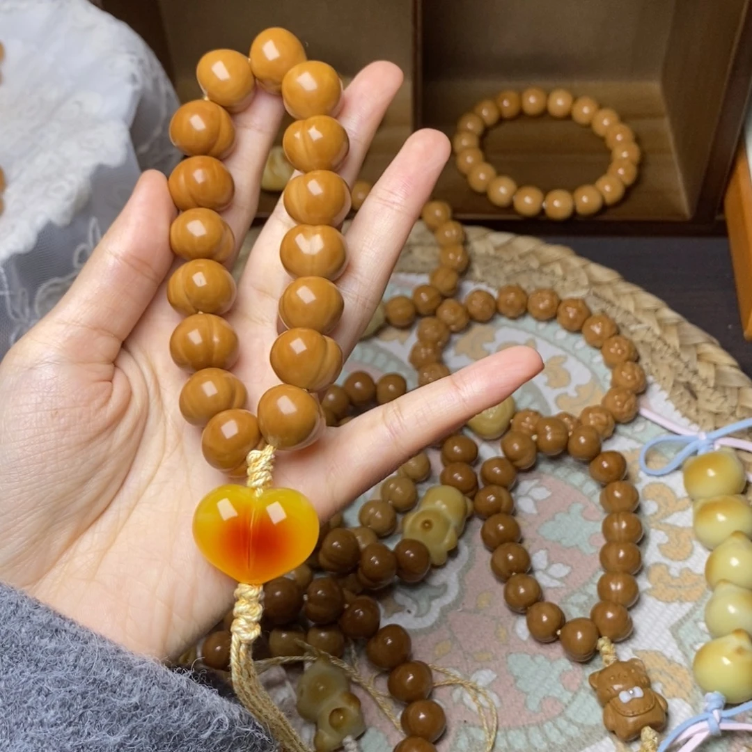 吊坠猴头核桃屁桃手持爱心