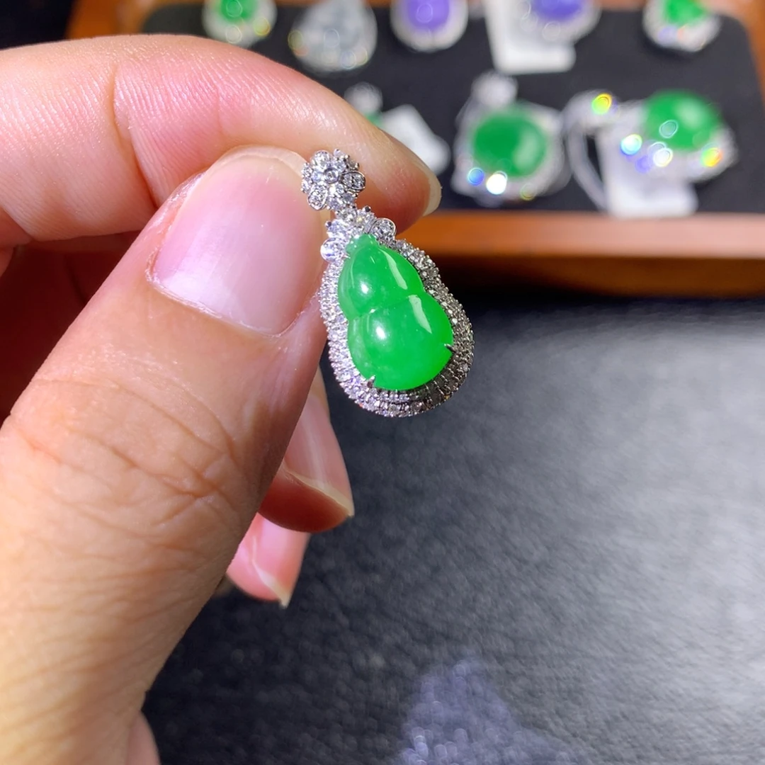 翡翠18K金镶嵌颈饰翡翠