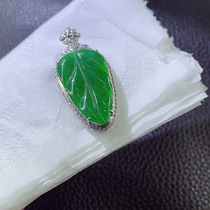 翡翠颈饰18K金镶嵌翡翠