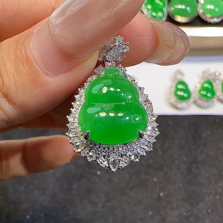 翡翠18K金镶嵌颈饰葫芦