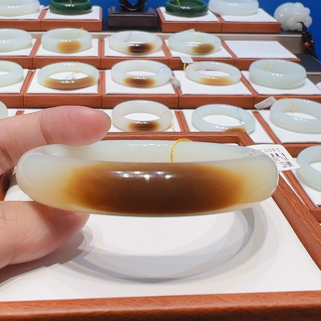 和田玉未镶嵌手镯一口糖5556