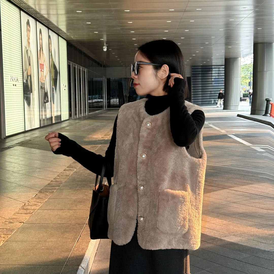 240333海宁气质百搭宽松秋冬气质洋气女士毛毛马甲每人限购一件