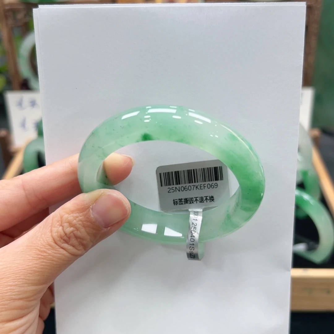 王***楠石英质玉未镶嵌手镯➕佳佳54