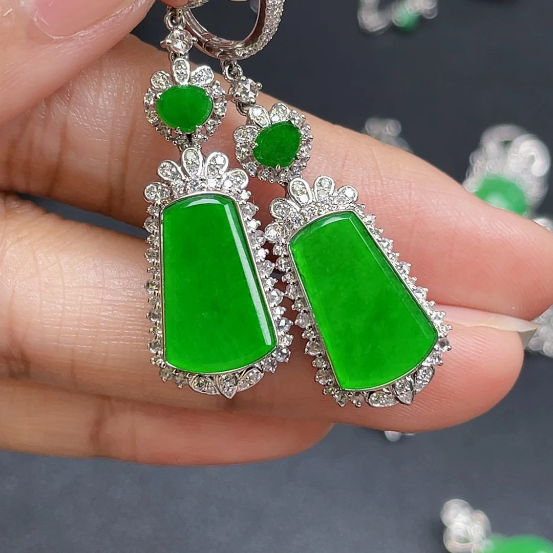 翡翠18K金镶嵌耳饰绿无事牌