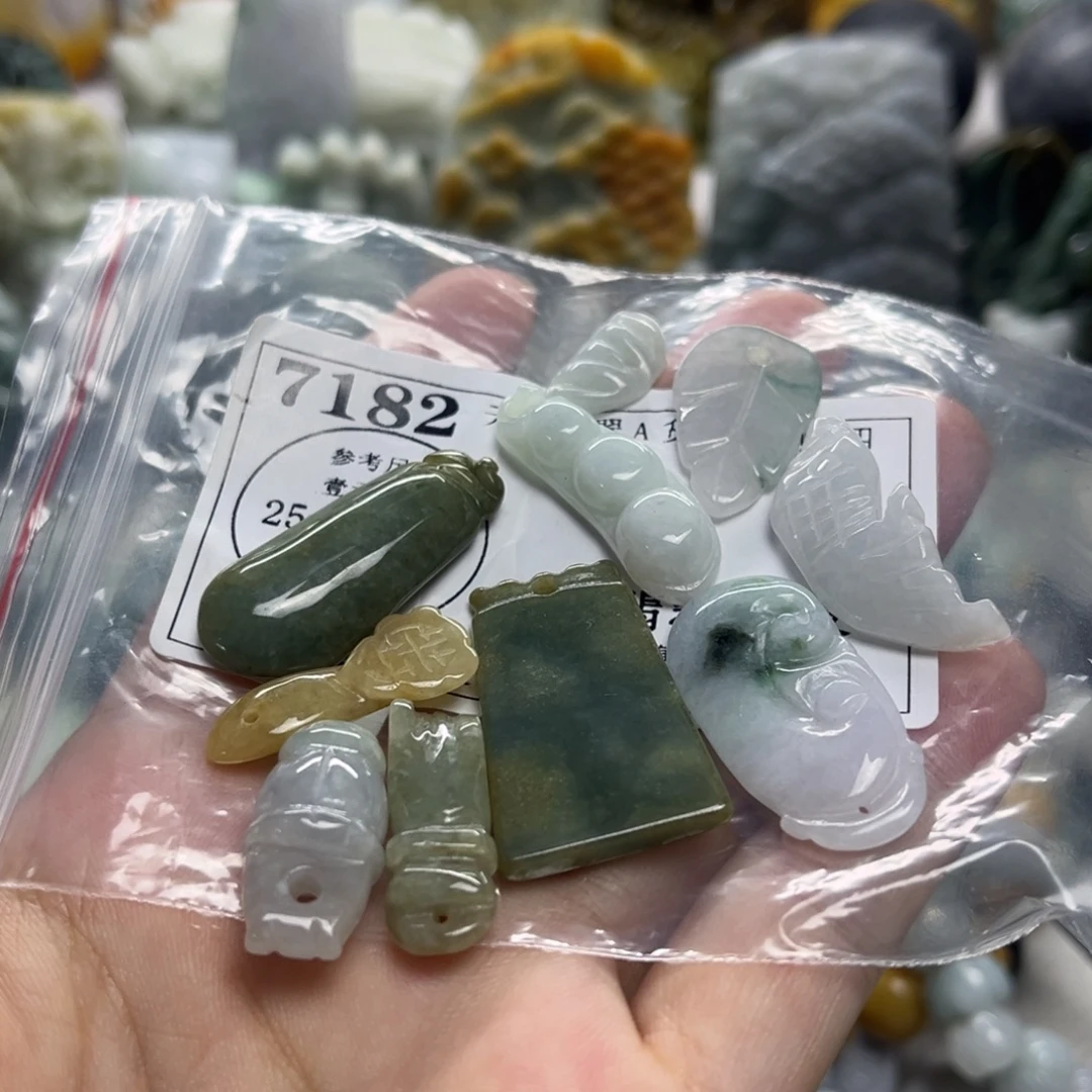 翡翠未镶嵌颈饰7182