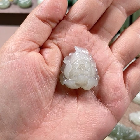 和田玉未镶嵌颈饰花开富贵挂件