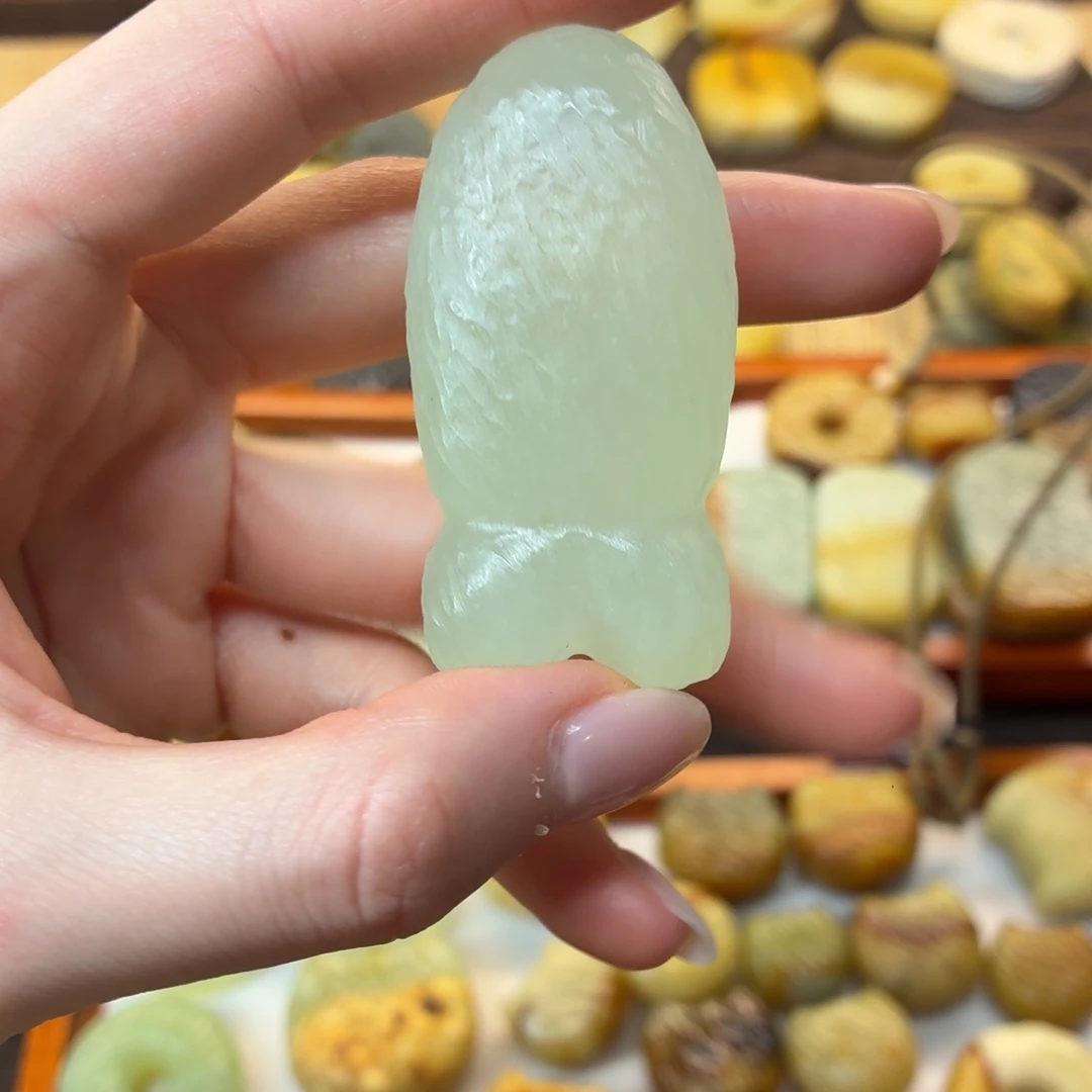 森***渊蛇纹石玉未镶嵌颈饰