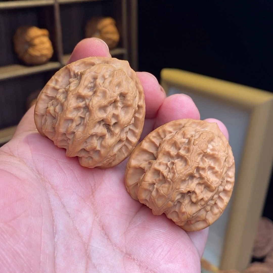 文玩核桃把件六*38+全品梨木台