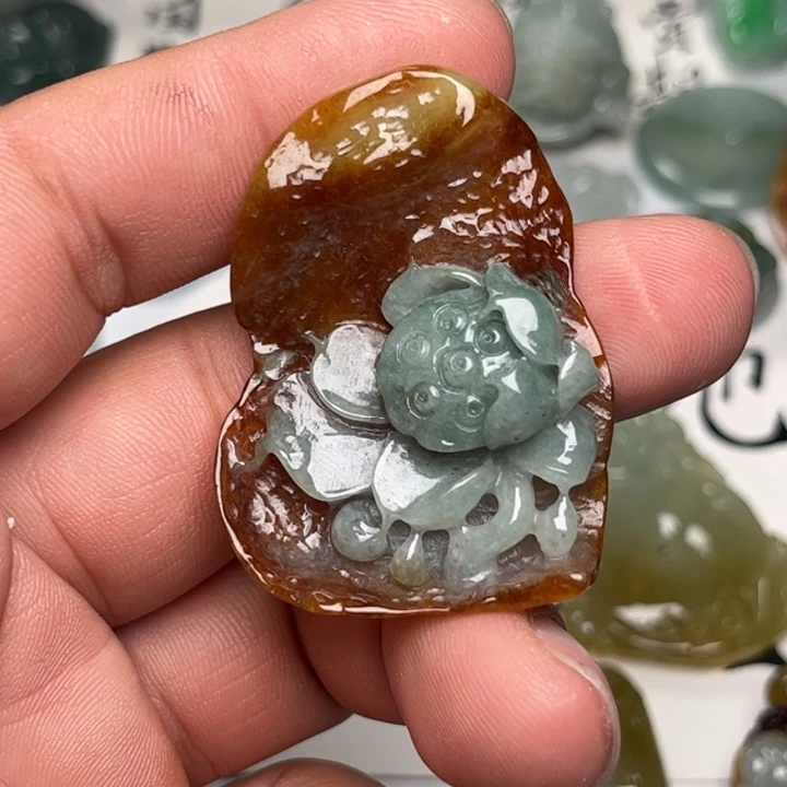 翡翠未镶嵌颈饰荷花