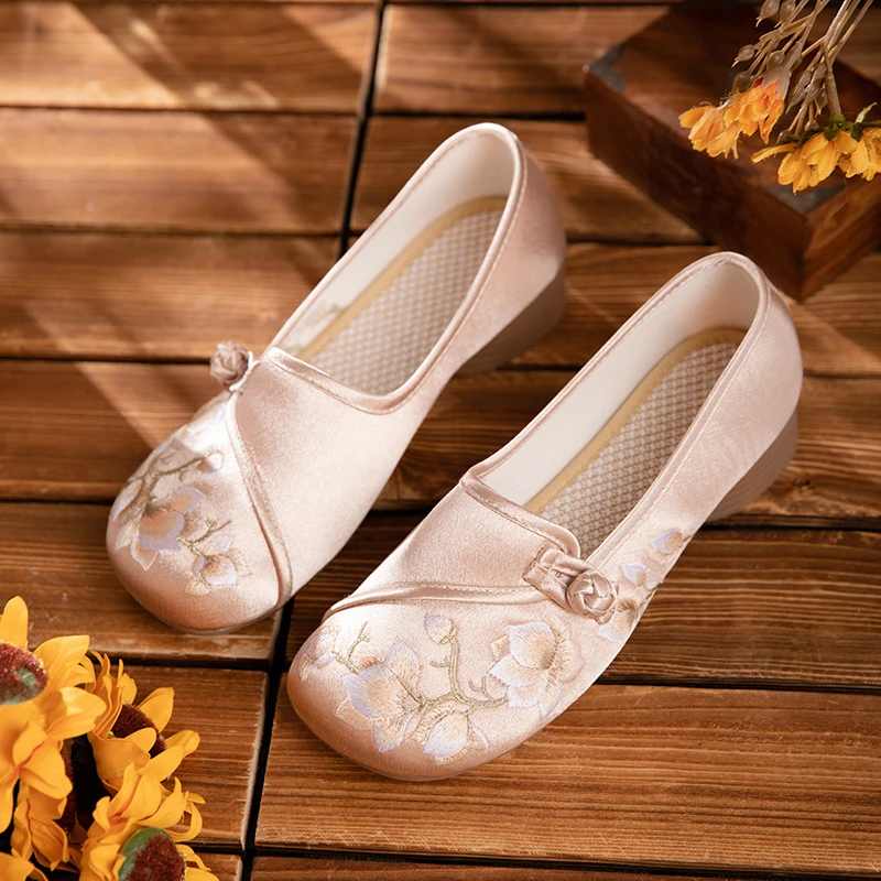 2024春夏民族风老北京布鞋女绣花鞋软底透气国风平底刺绣旗袍单鞋