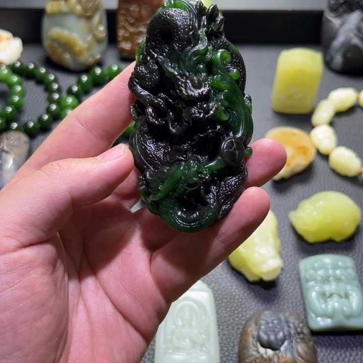 鸿***片颈饰未镶嵌和田玉（碧玉）