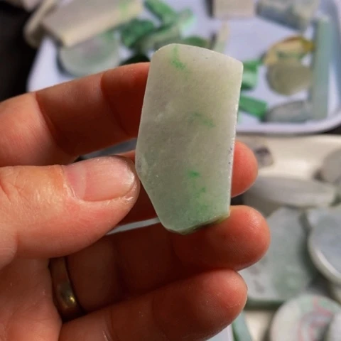 翡翠颈饰未镶嵌飘色花小挂件料一个