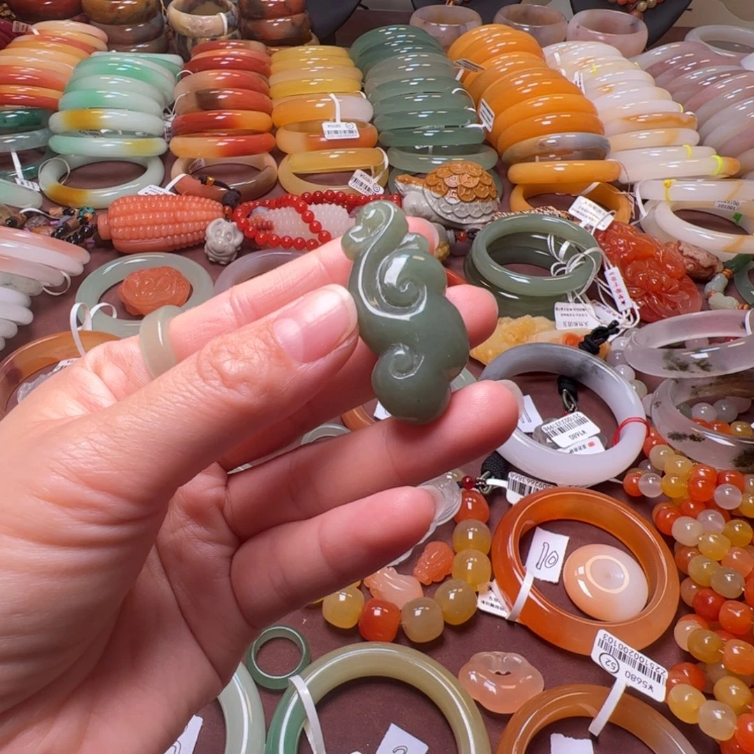 漫***雨石英岩玉未镶嵌手镯