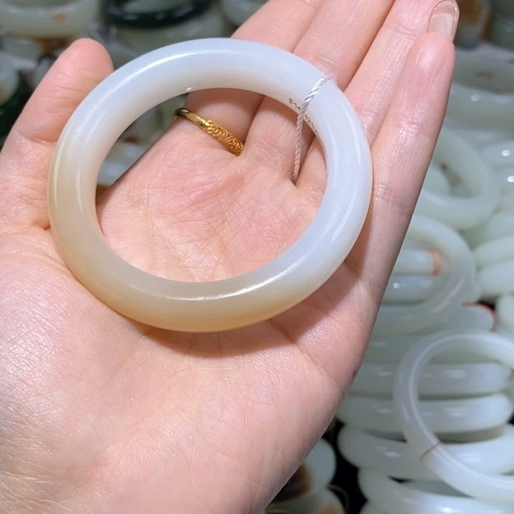 和田玉手镯未镶嵌糖白镯51