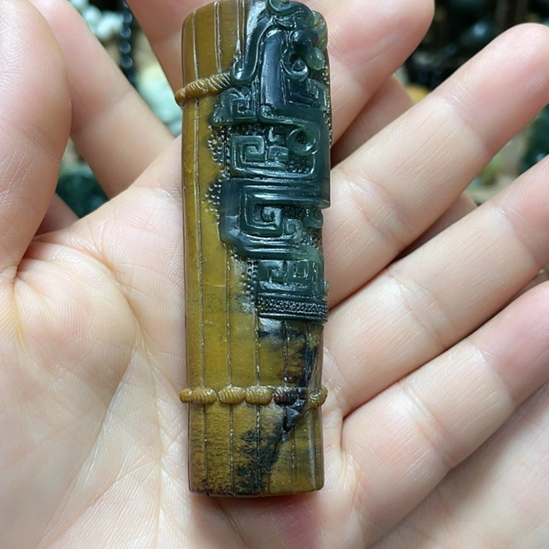 【闪购商品】未镶嵌岫岩河磨玉（透闪石质玉）挂件铁*