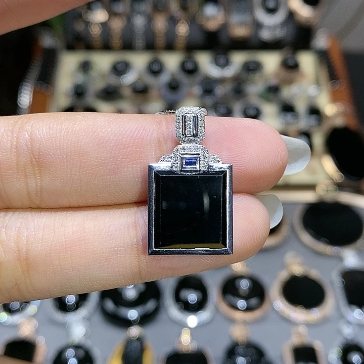 颈饰18K金镶嵌翡翠