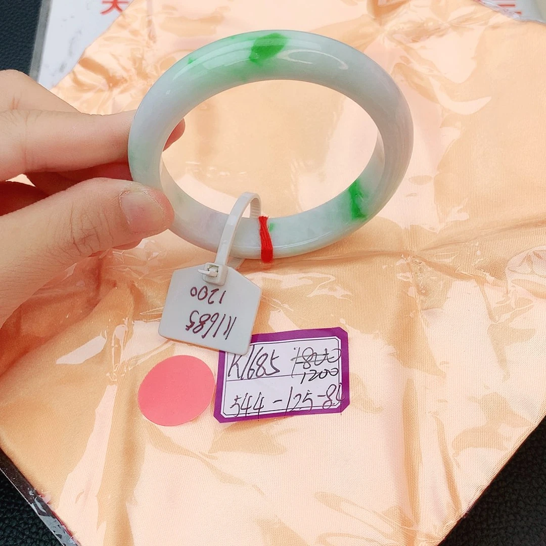翡翠手镯未镶嵌翡翠