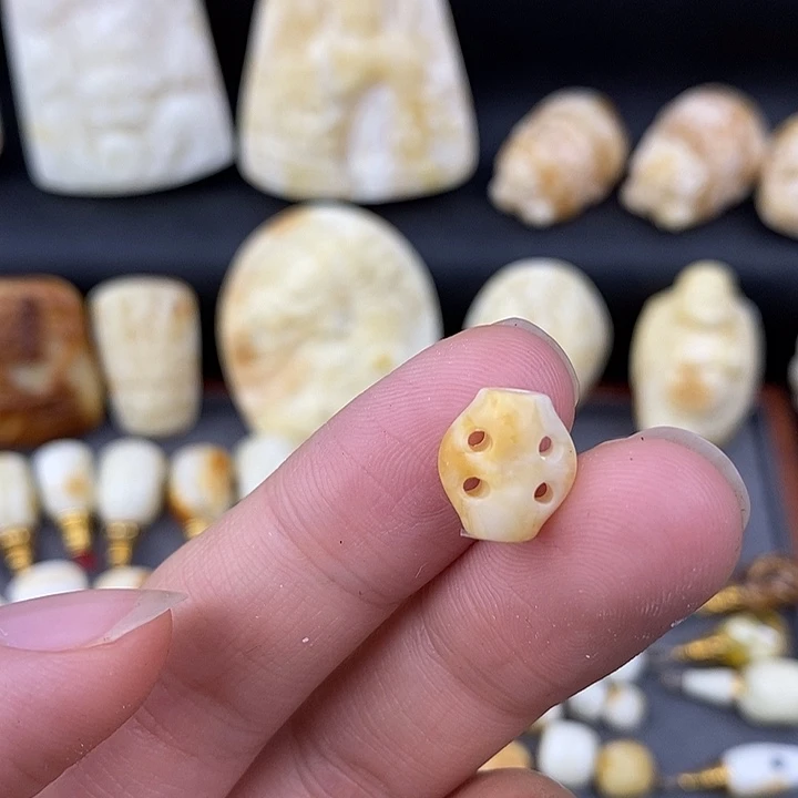 琥珀未镶嵌裸石背云c76