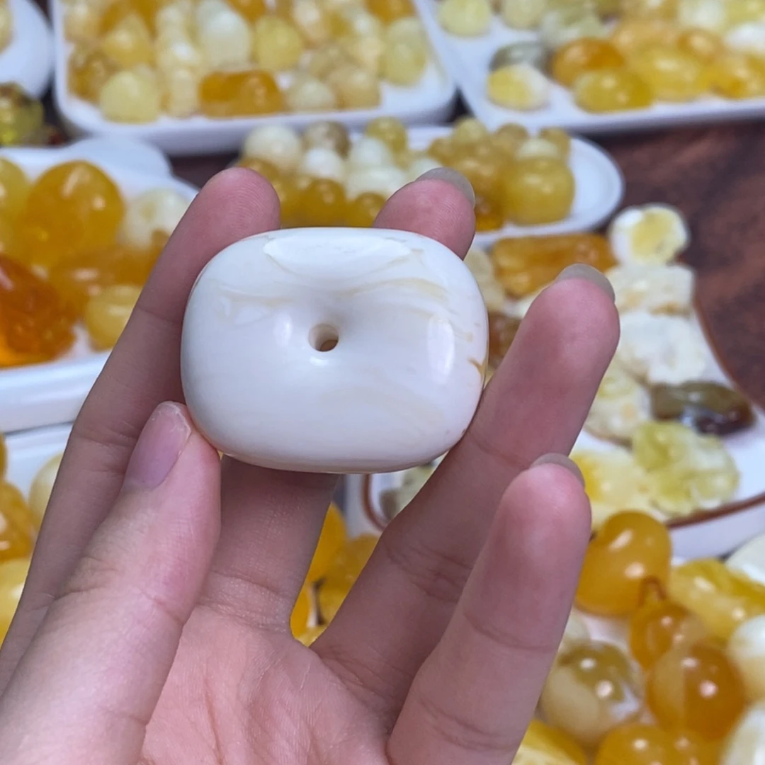 未镶嵌颈饰琥珀桂*里白蜡藏扣